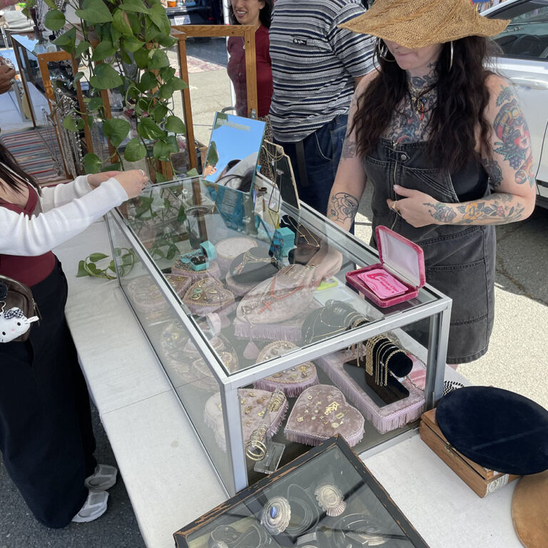 1000 alamedaantiquesfaire img 9978